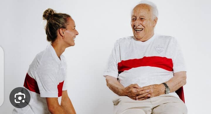 100-JAHRE-ROTBAND-BOMBE! VfB Stuttgart zündet die Historien-Explosion: Ein ultra-spezielles Jubiläums-Trikot feiert 100 Jahre legendärer roter Brustring! ⚪❤️ Fans komplett im Gänsehaut-Schock, Tradition trifft Future-Design! ✨ Limitierte Stückzahl! ♂️ Goldene Details, Edel-Badge, versteckte Fanbotschaften – dieses Trikot ist purer Kult! ️ Wer es nicht bekommt, verpasst Vereinsgeschichte!