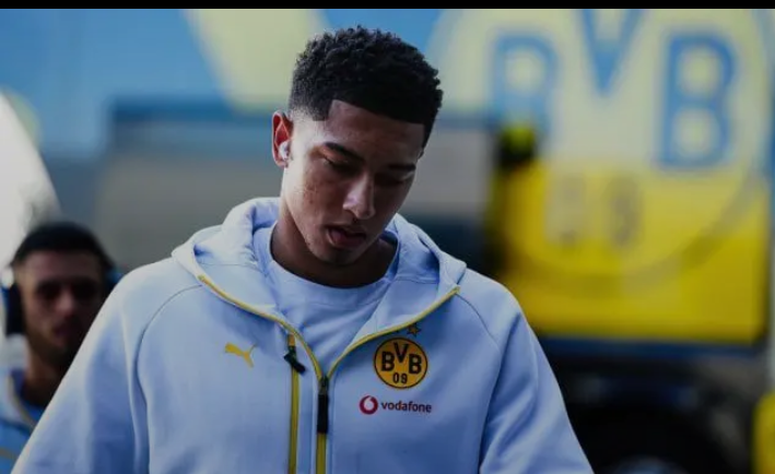 Beim BVB sorgt Jobe Bellinghams Vater weiter für Unruhe. Trotz besserer Leistungen des 20-jährigen Mittelfeldspielers beim 4:1 gegen Athletic Bilbao ist Mark Bellingham unzufrieden mit den Einsatzzeiten seines Sohnes. Schon im August hatte er Trainer Niko Kovac öffentlich kritisiert und sich Zugang zu den Kabinen verschafft – ein Vorfall, der von Sebastian Kehl klar als einmalig deklariert wurde. Nun flammt der Streit offenbar erneut auf und belastet das Team hinter den Kulissen.