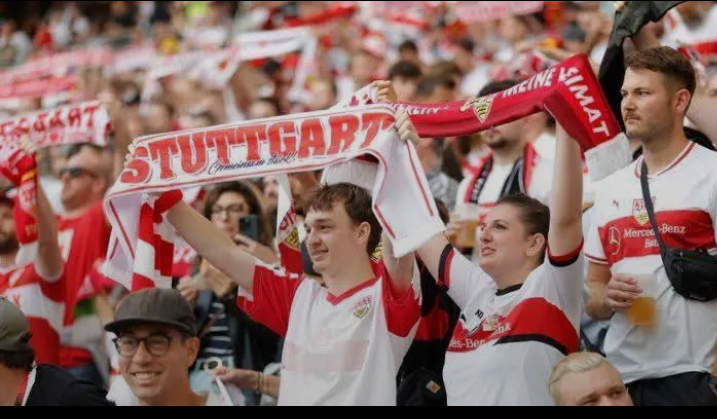 Europa zollt Respekt: Die UEFA hat die VfB-Fans offiziell als die besten Anhänger Europas ausgezeichnet! Im Neckarstadion erleben Zuschauer Woche für Woche pure Gänsehaut dank der unglaublichen Leidenschaft, der unerschütterlichen Treue und den spektakulären Choreos der Fans. Diese Ehrung ist ein historisches Zeichen für die außergewöhnliche Fankultur in Stuttgart und unterstreicht eindrucksvoll, warum der VfB nicht nur auf dem Platz, sondern auch abseits des Spielfelds eine einzigartige Bedeutung hat.