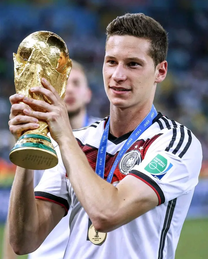 ১৭ বছর বয়সে বুন্দেসলিগার মঞ্চে আবিষ্কৃত জার্মানির নতুন সূর্য – জুলিয়ান ড্রাক্সলার! ⚡✨ শালকে ০৪-এর কিশোর থেকে জাতীয় দলের স্টার, ২০১৪ বিশ্বকাপজয়ী এই মিডফিল্ডার যেন প্রতিভার জীবন্ত প্রতীক। কিন্তু পিএসজি-এর বিশাল তারকা ভিড়ে হারিয়ে যাওয়া, ইনজুরি আর আত্মবিশ্বাসের ধাক্কায় তার উজ্জ্বল ভবিষ্যৎ যেন ম্লান হয়ে গেছে। আজও ড্রাক্সলার রয়ে গেছে সেই আক্ষেপের নাম, যাকে দেখেছিল জার্মানির ফুটবল বিশ্ব, কিন্তু হয়তো ঠিক সময়ে সুযোগ পাইনি। ❤️⚽