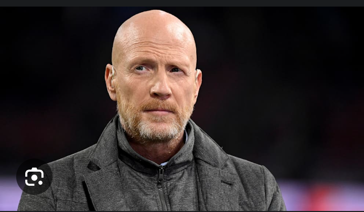 SCHOCK BEIM BVB! Herzzerreißende Nachrichten erschüttern Borussia Dortmund und die Fußballwelt: Matthias Sammer, der ehemalige Trainer und wahre BVB-Legende, wurde mit einer schweren Krankheit ins Krankenhaus eingeliefert. Die gesamte Fußballgemeinschaft steht unter Schock – ein Mann, der den BVB einst zum Ruhm führte, kämpft nun seinen härtesten Kampf abseits des Platzes. Fans in ganz Deutschland zünden Kerzen an und schicken Gebete, in der Hoffnung, dass ihr Held wieder aufsteht. Diese tragische Wendung versetzt die Fußballwelt in völlige Fassungslosigkeit. ⚡