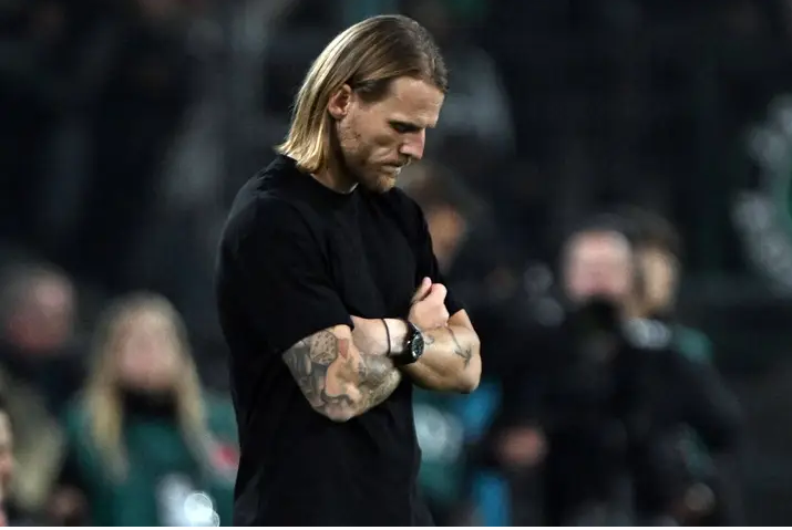 Headline: “Zwischen Hoffnung und Risiko: Warum Eugen Polanski bei Borussia Mönchengladbach jetzt vor der gefährlichsten Aufgabe seiner jungen Trainerkarriere steht ” Sportdirektor Rouven Schröder glaubt an Polanskis Talent, Führungsstärke und taktisches Verständnis – doch die Realität ist brutal: ein instabiler Kader, fehlende Teamstruktur und eine bittere Verletzungsmisere. Experten warnen, dass Polanski in dieser chaotischen Phase „verbrannt“ werden könnte. Viele fordern daher einen erfahrenen Feuerwehrmann, der Disziplin, Kampfgeist und Struktur zurückbringt – bevor Polanski später den Neuaufbau übernimmt. Jetzt geht es ums Überleben, nicht ums Experimentieren.