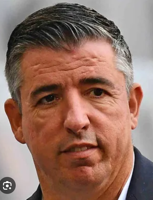 ROY MAKAAY SCHOCK-HOSPITALISIERUNG! Bayern-Legende Roy Makaay liegt mit schwerer Lungenentzündung im Krankenhaus! Fans sind völlig fassungslos – der „Phantom“-Torjäger, der einst Europas Abwehrreihen erzittern ließ, kämpft jetzt um seine Gesundheit! ⚡ Die Fußballwelt zittert mit ihm: Bitte werd schnell wieder stark, Roy! Unterstützungsbotschaften fluten die sozialen Medien, Rot-Weiß-Herzen schlagen schwer vor Sorge ❤️⚽ Jeder hofft auf sein Comeback – stärker, mutiger, unaufhaltsam wie einst! Gute Besserung, Roy Makaay!