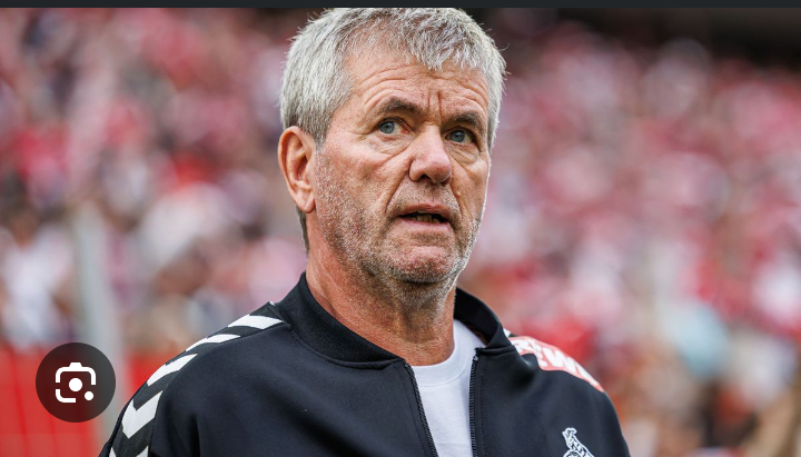 FC KÖLN LEGENDEN-ALARM! Schockwellen erschüttern die Fußballwelt: Der ehemalige Trainer und Klub-Ikone Friedhelm Funkel wurde mit einer ernsthaften Erkrankung ins Krankenhaus gebracht! Bekannt für seinen unermüdlichen Einsatz, seine Führungsstärke und seinen unvergesslichen Einfluss bei FC Köln, steht Funkel nun vor seiner bisher größten Herausforderung. Fans sind fassungslos und senden weltweit eine Welle von Gebeten und Unterstützung. Die Bundesliga steht vereint in Hoffnung, während einer ihrer respektiertesten Persönlichkeiten diesen Kampf abseits des Rampenlichts kämpft. Die Herzen sind schwer, und die Anhänger des Klubs warten gespannt auf gute Nachrichten. ❤️⚡