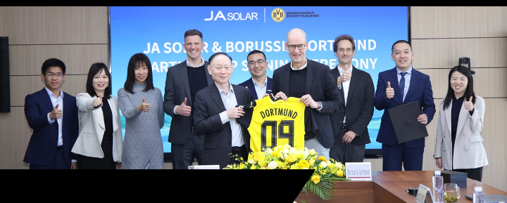 ⚡ GREEN-POWER MEGA-SHOCK IN DORTMUND! ⚡ Borussia Dortmund zündet die nächste Nachhaltigkeits-Bombe: Gemeinsam mit JA SOLAR baut der BVB die größte Solaranlage der Welt auf einem Stadiondach – direkt auf dem SIGNAL IDUNA PARK! ☀️ Über 11.000 schwarze Hightech-Module sollen das Stadion langfristig mit grünem Power-Boost versorgen und dabei mehr als 1.800 Tonnen CO₂ jährlich vernichten! Startschuss bereits Sommer 2025 – Turbo-Fertigstellung noch im gleichen Jahr! ️⚡ Dortmund elektrisiert die Zukunft des Fußballs! ⚽