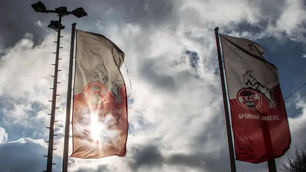 Schock, Verwirrung und Angst haben den 1. FC Köln und seine treuen Anhänger erfasst, nachdem ein plötzlicher Brand in der Nähe der Vereinsanlagen Panik in der Stadt ausgelöst hat. Das Feuer brach unerwartet in den frühen Morgenstunden aus und versetzte Spieler, Mitarbeiter und Fans in Alarmbereitschaft.