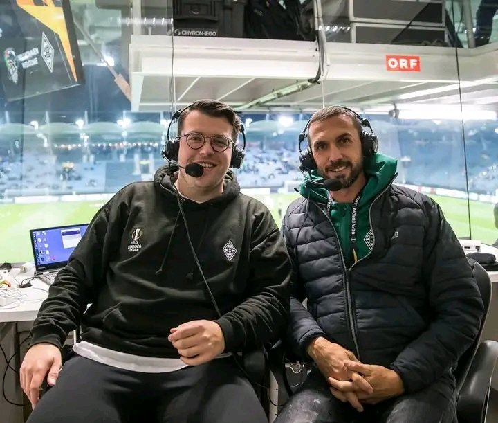 ️ DOPPEL-TRIUMPH FÜR DIE STIMME DER FOHLEN! Ganz Deutschland feiert Christian Straßburger, den Kult-Kommentator von FohlenRadio! Er wurde gleich zweifach ausgezeichnet – als bester Bundesliga-Kommentator UND bester Sportreporter Deutschlands! Seine unverfälschte Leidenschaft, ehrliche Emotionen und Nähe zu den Fans machen ihn zur echten Legende am Mikro! ❤️ Ein Gänsehautmoment für alle Borussen – Stolz, Jubel und pure Fußballmagie! ⚽ Präsentiert mit Stolz von FohlenRadio!