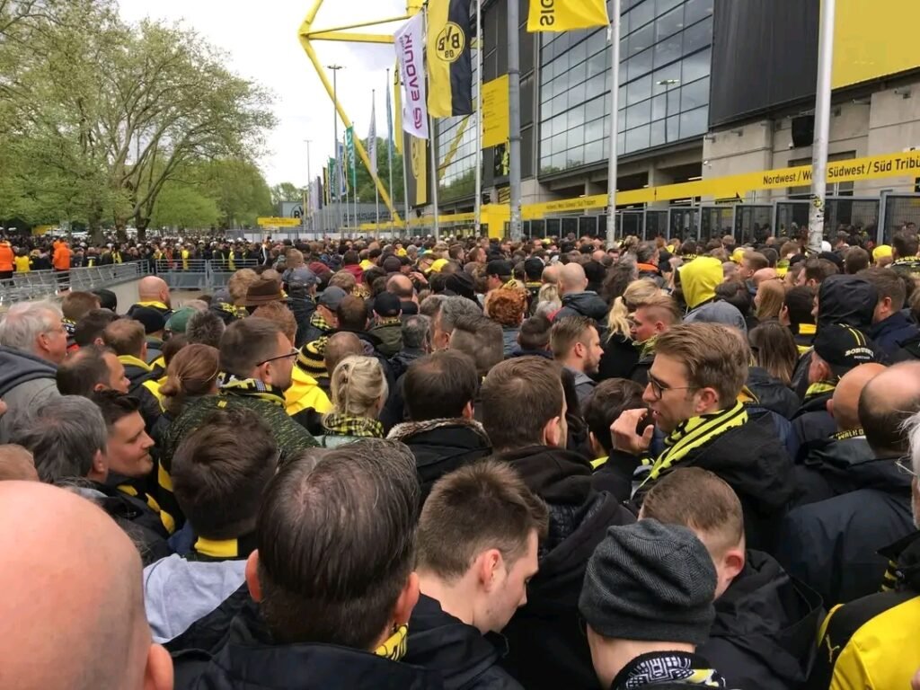 Tiefe Trauer in Dortmund: Eine geheimnisvolle Tragödie erschüttert Borussia Dortmund und legt den Signal Iduna Park in Stille. Fans, Spieler und Verantwortliche stehen vereint in Schmerz und Solidarität. Während die Fußballwelt auf Antworten wartet, zeigt….Voir l’histoire complète ⬇️