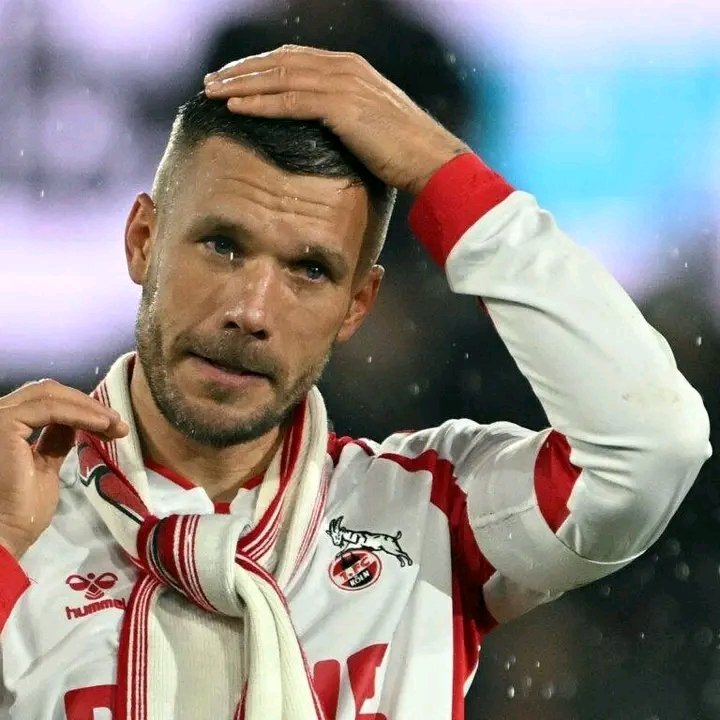 HERZZERREIßENDE SCHOCKNACHRICHT BEIM 1. FC KÖLN! ⚽ Vereinsikone Lukas Podolski steht unter Schock – seine Frau hat völlig unerwartet die Scheidung eingereicht! Der einstige „Prinz von Köln“ erlebt den härtesten Kampf seines Lebens, diesmal abseits des Spielfelds. ️ Fans sind fassungslos, Tränen fließen in Köln – die Legende am Boden! #Podolski #Köln #Schock