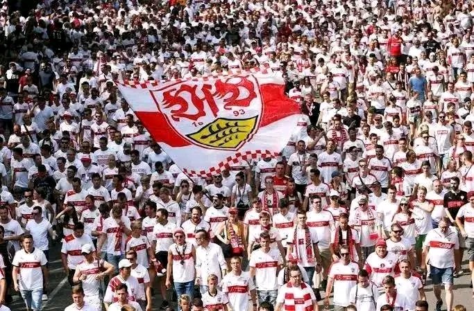 ️ WELT-SENSATION AUS STUTTGART! DIE CANNSTATTER KURVE EROBERT DIE FUSSBALLWELT! ❤️ Unglaublich, aber wahr: Die IFFS hat die Fans des VfB Stuttgart offiziell zu den besten Unterstützern des Planeten gekrönt! Ihre unbändige Leidenschaft, ihr Donnerchor und ihre grenzenlose Treue verwandeln jede Partie in ein Beben der Emotionen! ⚡ Die Mercedes-Benz Arena – jetzt ein Symbol purer Hingabe und Stolz! ❤️ Stuttgart lebt, schreit, brennt – und die ganze Welt spürt es! ️ Der Puls des Fußballs schlägt in Cannstatt!