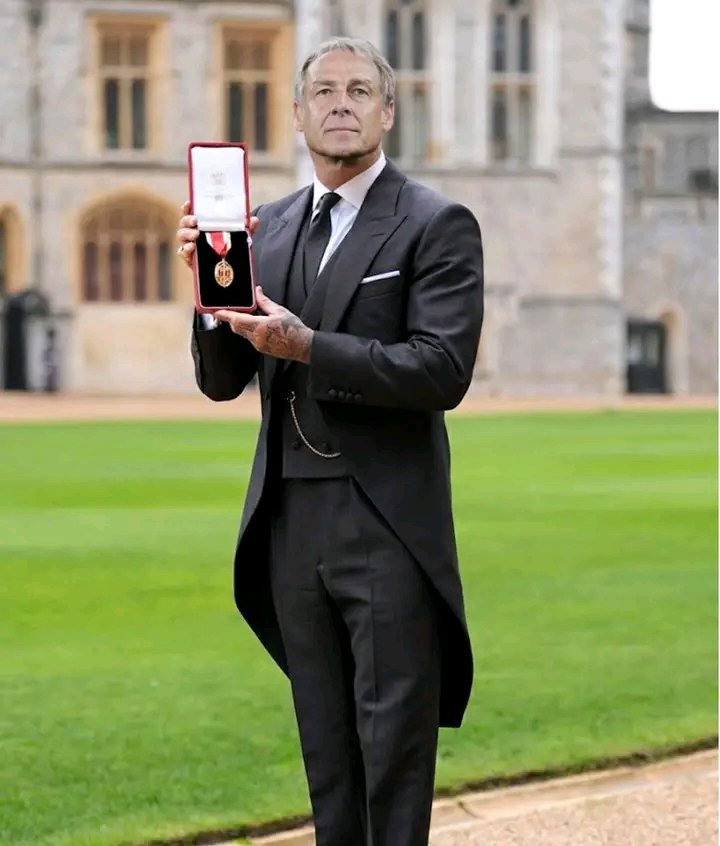 STUTTGART EXPLODIERT VOR FREUDE! ❤️ Fußballlegende Jürgen Klinsmann lässt die Welt sprachlos zurück, nachdem er unglaubliche 150 MILLIONEN PFUND für die Erweiterung der MHPArena auf 300.000 Plätze gespendet hat! ️ In einer atemberaubenden Wendung wurde die Ikone mit einem besonderen Lebenswerkpreis für seine unvergleichliche Liebe und Loyalität zu VfB Stuttgart geehrt! Fans weinten vor Stolz, während Feuerwerke den Nachthimmel erleuchteten! Wahrer Held, wahres Herz – Klinsmann für immer! ❤️⚽