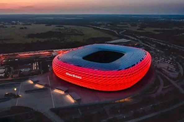 Der FC Bayern zündet die nächste Stufe! Mit einer gigantischen Investition von 680 Millionen US-Dollar wird die Allianz Arena modernisiert und in ein echtes Zukunftsstadion verwandelt. Geplant sind mehr Sitzplätze, modernste Nachhaltigkeits-Technologien, erweiterte Fanbereiche sowie Premium-Komfort auf höchstem Niveau. Die Arena soll nicht nur ein Fußballtempel bleiben, sondern ein globales Vorzeigeprojekt werden – energieeffizient, digital vernetzt und bereit für die größten Momente des Weltfußballs. Ein neues, mutiges Kapitel beginnt in München. ️✨