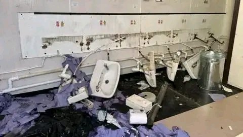 Chaos nach Union Berlins Sensation gegen Bayern! Nach dem spektakulären 2:2-Unentschieden gegen den FC Bayern explodierte die Stimmung: Auswärtsfans von Union Berlin verwüsteten Toiletten und Stadionanlagen, hinterließen ein Trümmerfeld im Stadion. Augenzeugen berichten von panischen Szenen, Sicherheitskräfte waren machtlos. Der Ligaausschuss reagiert schockiert und kündigt drastische Strafen an – Geldbußen, Stadionverbote und mögliche Punktabzüge stehen im Raum. Ein Abend, der sportlich begeisterte, aber gleichzeitig für Angst und Entsetzen sorgte!