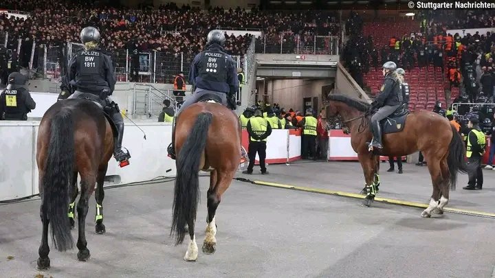 ENTHÜLLUNG: MILLIONENKOSTEN FÜR SICHERHEIT! Wer zahlt den Preis für die Polizei-Einsätze beim VfB Stuttgart? Neue Anfrage deckt auf: Die Sicherheitskosten bei Heimspielen des VfB explodieren – und die Steuerzahler könnten am Ende die Rechnung tragen! Experten fordern jetzt Konsequenzen und mehr Verantwortung von den Vereinen.
