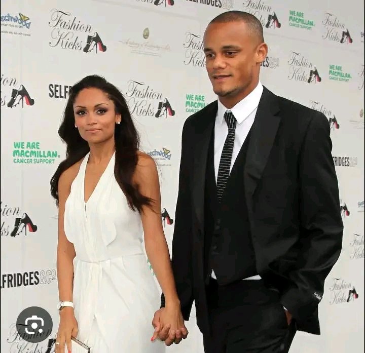 BAYERN-SCHOCK! Beben bei den Bayern: Vincent Kompany und seine Frau Carla stehen nach jahrzehntelanger Ehe offenbar vor der Scheidung! Einst das Traumpaar des Fußballs, das Liebe, Loyalität und Stabilität verkörperte, sollen nun Druck, Ruhm und der Stress als Trainer ihre Beziehung zerstört haben. Insider berichten von Spannungen hinter den Kulissen, Fans sind fassungslos, soziale Medien explodieren vor Spekulationen, und die Bundesliga-Welt diskutiert, wie selbst Legenden vom Fußballleben zerrieben werden können – ein Drama, das niemand erwartet hat.