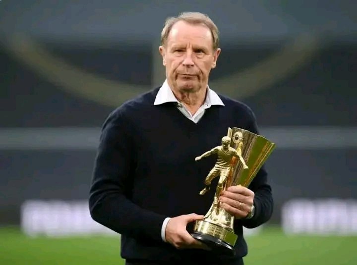 Feierliche Nacht in Mönchengladbach: Berti Vogts mit besonderer Lebenswerk-Ehrung gefeiert In Mönchengladbach erlebte man einen Abend voller Stolz, Gänsehaut und großer Emotionen. Vereinsikone Berti Vogts wurde mit einer bedeutenden Lebenswerk-Auszeichnung geehrt – eine Würdigung seiner jahrzehntelangen Treue, seines unermüdlichen Einsatzes und seines prägenden Beitrags für Borussia und den deutschen Fußball. Die bewegende Zeremonie zeigte, wie tief Vogts’ Vermächtnis verankert ist und warum er bis heute als einer der größten Fußballbotschafter gefeiert wird.