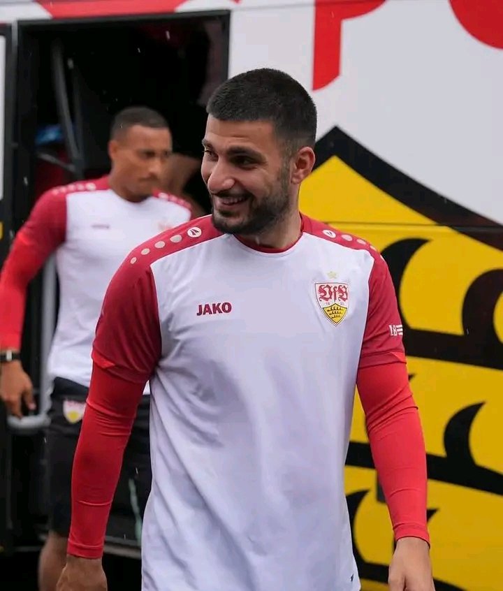 ⚽ BOMBSHELL IN THE BUNDESLIGA! ⚽ Deutschland steht Kopf! VfB-Superstar Deniz Undav sorgt für ein Transfer-Drama, das ganz Fußball-Deutschland erschüttert. Mitten in heißen Verhandlungen verweigert er Borussia Dortmund ein Mega-Angebot – eiskalt, kompromisslos, völlig unerwartet! Statt Millionen zu greifen, verkündet Undav seine unerschütterliche Liebe zum VfB Stuttgart. ❤️ Fans rasten aus, Experten sind sprachlos: Dieser Move verändert alles! Ein echter Schockmoment, der BVB und Bundesliga in Flammen setzt! ⚡