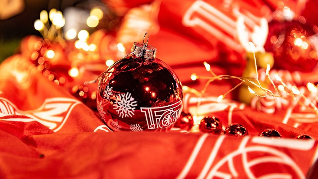 In Berlin-Köpenick hat die Weihnachtszeit ihren ganz eigenen Zauber. Wenn die Lichterketten an der Alten Försterei leuchten,