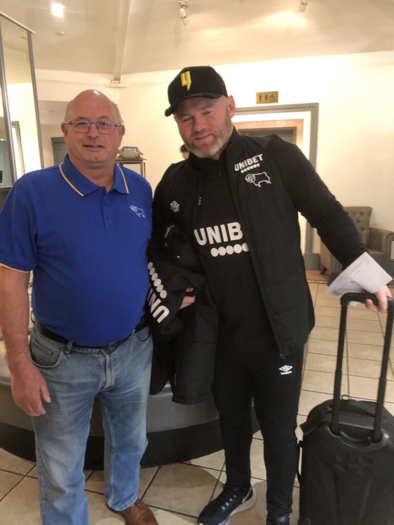 ENGLAND IN SHOCK! UNBELIEVABLE RETURN AT DERBY COUNTY! ⚽ Football history is being rewritten: club icon Günter Kevin Hector, living legend and magical playmaker of past eras, suddenly steps back into the spotlight! After years of silence, the “Maestro of Derby” is officially back — a moment that leaves millions of fans speechless and sends shockwaves across Germany! Eyewitnesses report tears, jubilation, and pure goosebumps as Hector enters the hallowed halls — experts call it the most emotional comeback of the decade! What really lies behind his mysterious return? The answer shocks even insiders… ⚡