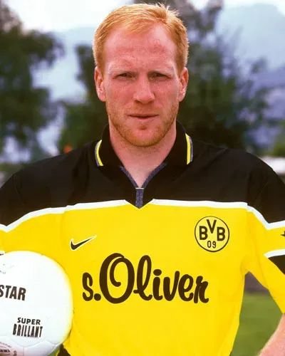 Matthias Sammer in der UEFA European Hall of Fame! Die BVB-Legende setzt ein starkes Zeichen und spendet 7,8 Millionen Euro für den Jugendfußball in Deutschland. Ballon-d’Or-Gewinner, Champions-League-Ikone und Architekt großer Erfolge – Sammer bleibt Dortmunds Unerschütterlicher… Alle Details ansehen ⬇️