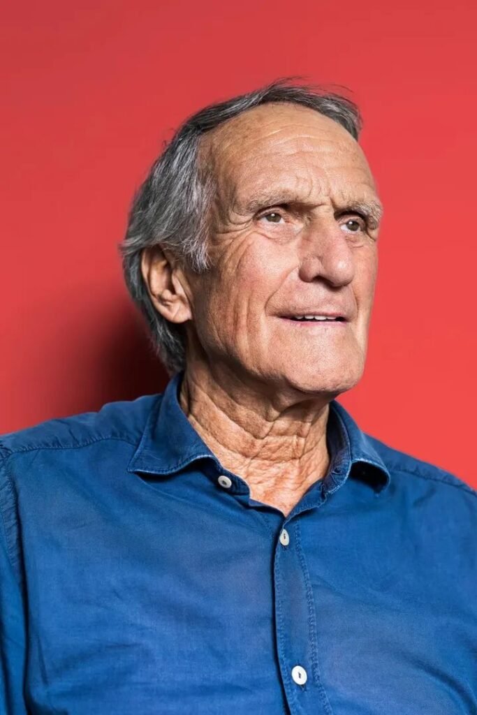 Eine eisige Stille liegt über Köln. Dort, wo sonst Jubel, Gesänge und rot-weiße Leidenschaft die Straßen erfüllen, herrscht heute Trauer und Sorge. Wolfgang Overath – die lebende Legende, das Herz und die Seele des 1. FC Köln – kämpft Berichten zufolge um sein Leben. Die Nachricht traf die Stadt wie ein Donnerschlag und ließ Zeit und Bewegung für einen Moment stillstehen.