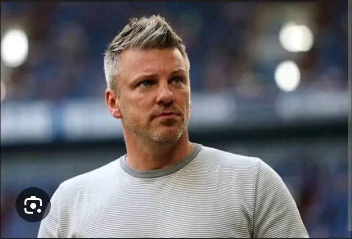 Köln bebt! Manager Lukas Kwasniok sorgt für Aufsehen mit einer Kampfansage, die in ganz Deutschland widerhallt. Der FC soll nicht nur überleben – er soll dominieren! „Kein Star darf im Winter gehen, kein Rückschritt wird akzeptiert!“, so der 42-Jährige in einer leidenschaftlichen Erklärung, die selbst den härtesten Fans Gänsehaut bescherte.