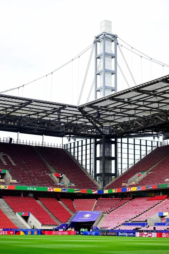 Großes Projekt in Köln! Deriert 680 Millionen US-Dollar in eine moderne, nachhaltige und zukunftsorientierte Weiterentwicklung des RheinEnergieSTADIONs. Mehr Sitzplätze, bessere Atmosphäre, High-Tech-Komfort und ein starkes Zeichen für die Stadt: Der FC baut für kommende Generationen. Angetrieben und inspiriert von… vollständige Details siehe unten ⬇️ .