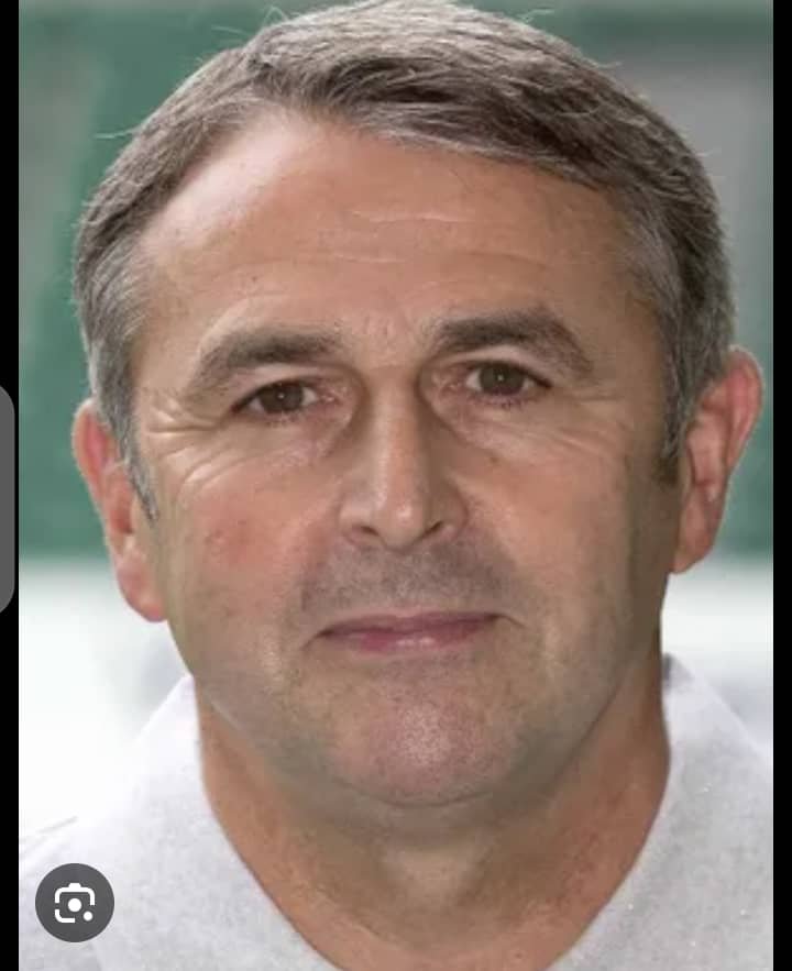 BOMBE AUS KÖLN! Klaus Allofs – der eiskalte Vollstrecker der 1980er-Jahre – herrschte einst über die Bundesliga mit Feuer in den Schuhen und Eis in den Adern! Die 1. FC Köln-Legende erzielte unglaubliche 88 Tore in 177 Einsätzen, jagte Verteidigern Angst ein und führte Köln zu Ruhm. In der Saison 1984/85 explodierte er mit 26 Ligatoren – Rivalen konnten es kaum fassen. Seine Treffer waren nicht nur Tore – sie waren Erklärungen der Dominanz. Allofs spielte keinen Fußball – er schrieb Kölns Geschichte neu, in Donner und Legende! ⚡❤️