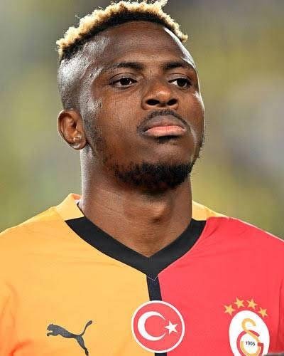 TRANSFER-SENSATION IN STUTTGART! Ein spektakulärer Transfer sorgt für Aufsehen in der Fußballwelt: VfB-Stuttgart-Trainer Sebastian Hoeneß hat offenbar einen Sensationstransfer von Galatasaray perfekt gemacht und sich die Dienste des nigerianischen Superstars Victor Osimhen gesichert. Der explosive Stürmer soll