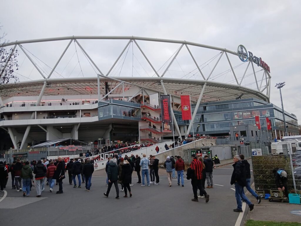 FANS ZEIGEN HALTUNG! BAYER-LEVERKUSEN-ANHÄNGER STEHEN HINTER IHREM STAR INMITTEN DER KONTROVERSE