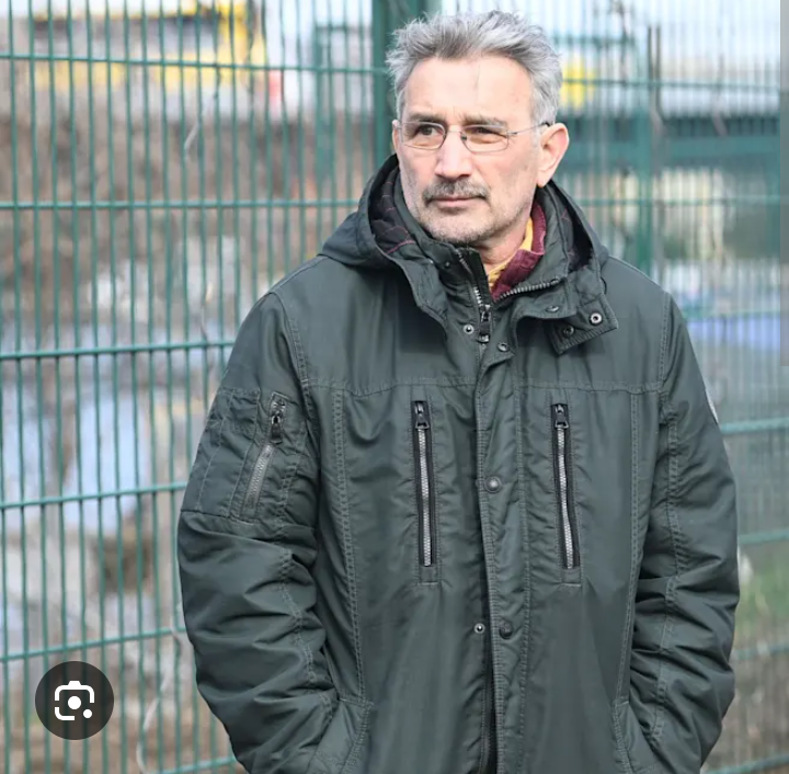 SENSATION IN BERLIN! ❤️ Union-Legende Lutz Hendel sprengt alle Grenzen – der Kultheld spendet unglaubliche £10 MILLIONEN an die Nachwuchsakademie von Union Berlin! ⚽ Ein Akt purer Hingabe, Treue und Herzblut! Die Eisernen feiern ihren Helden mit Gänsehautmomenten und einer emotionalen Ehrung zu seinem 80. Geburtstag! Ganz Berlin steht Kopf – ein Symbol für wahre Vereinsliebe, Größe und unerschütterliche Leidenschaft! ❤️ Ein Mann, ein Verein, eine Legende – Lutz Hendel schreibt Geschichte!