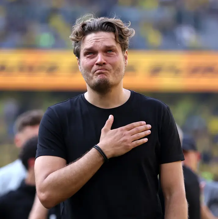 Ganze Stadt. Ganze Südtribüne. Ganz Borussia Dortmund steht hinter Edin Terzić. Die gelb-schwarze Familie zeigt Herz, Loyalität und Einheit. Kerzen flackern, Fahnen wehen, und die Stimmen der Südtribüne tragen eine Botschaft voller Stärke: Wir stehen zu dir, Edin. Er ist nicht nur ein Trainer, sondern ein Kind des Vereins, ein Kämpfer mit echter BVB-Seele. Trotz Druck und Zweifel bleibt eines unerschütterlich: Der Glaube an ihn. Heute, morgen und für jeden kommenden Kampf. Einer von uns.