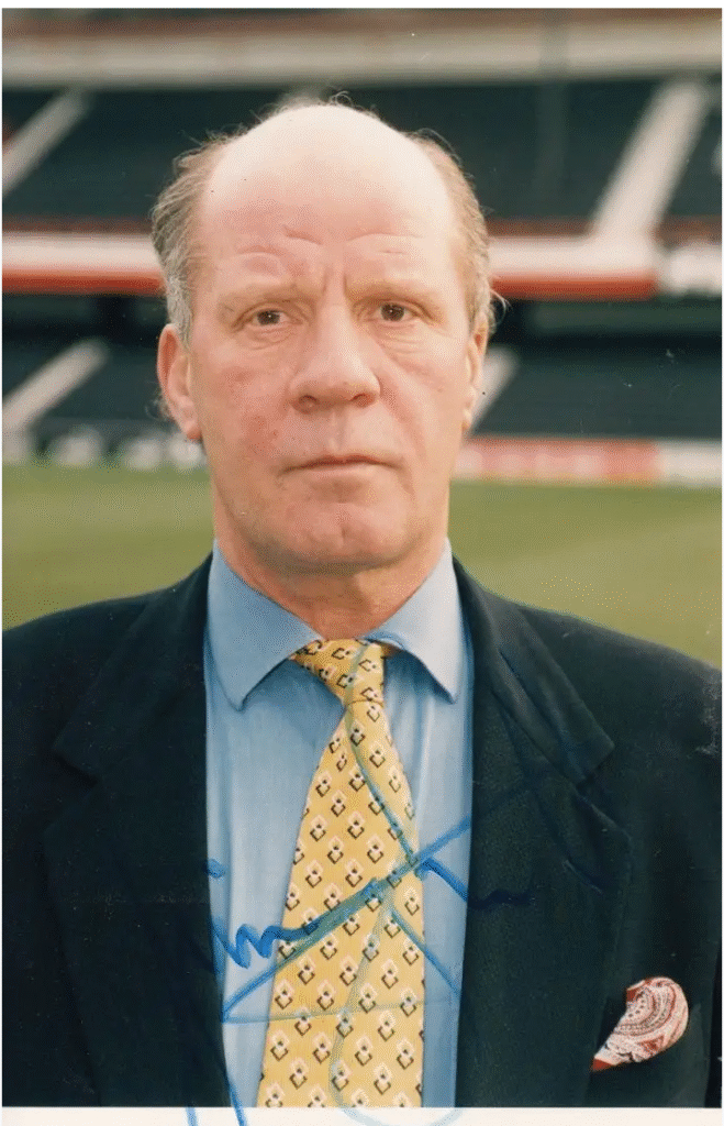 ESPN News: Derby County wird Vereinsikone Jim “The Bald Eagle” Smith mit einer Bronzestatue vor Pride Park verewigen. Diese Ehrung würdigt nicht nur einen Trainer, sondern einen Architekten der Hoffnung, der den Klub aus schwierigen Zeiten zu neuem Stolz und Glauben führte. Smiths Führung, Mut und Liebe zu den Rams prägten eine ganze Ära. Nun wird seine Präsenz nicht nur in Erinnerungen leben, sondern für immer vor dem Stadion stehen – als Symbol für Vision, Herz und unbeugsamen Geist.