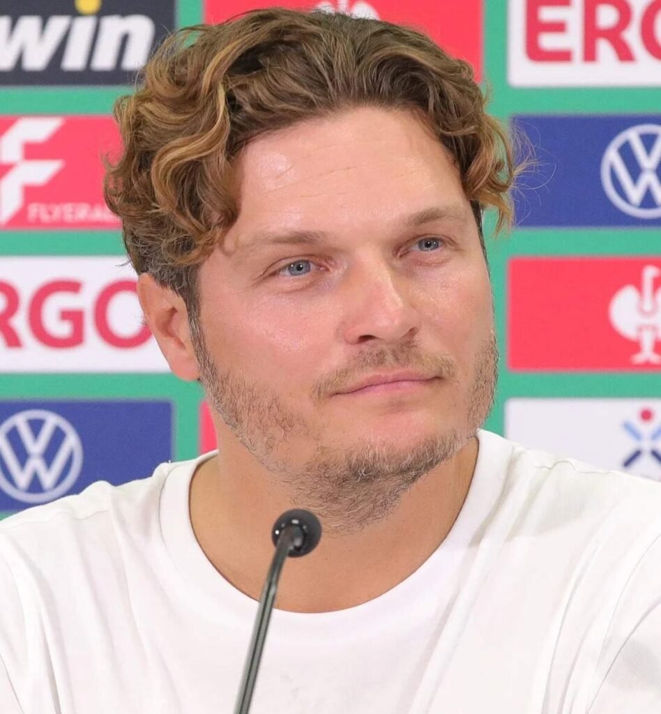 Ganze Stadt. Ganze Südtribüne. Ganz Borussia Dortmund steht hinter Edin Terzić. Kerzen, Fahnen, Stimmen voller Kraft für einen Trainer mit echtem BVB-Herz. Ein Kämpfer. Ein Vorbild. Einer von uns. Wir glauben an dich, Edin – heute und…Die ganze Geschichte lesen ⬇️ To English