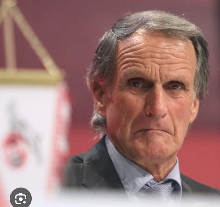 1. FC KÖLN SCHOCK-BOMBE! Die Fußballwelt steht unter Schock! Vereinsikone Wolfgang Overath, das schlagende Herz des 1. FC Köln, wurde mit einer schweren Erkrankung ins Krankenhaus eingeliefert. ⚠️ Die Legende, die ihre Seele für die Geißböcke gab ❤️ – führte, inspirierte und prägte Generationen – kämpft nun ihren härtesten Kampf abseits des Platzes. Überall in Köln entzünden Fans Kerzen ️, rufen seinen Namen und beten für die Genesung ihres Helden. ⚽ Das RheinEnergieSTADION steht still – vereint in Liebe, Hoffnung und Schmerz.