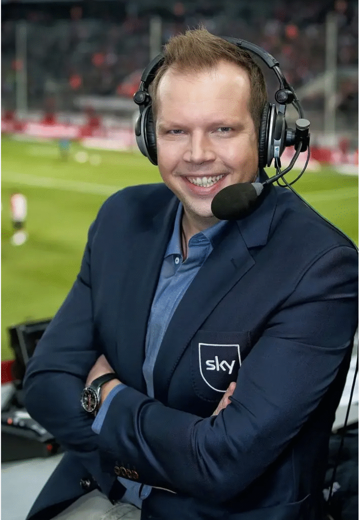 ️ WOLFF-CHRISTOPH FUSS – DIE STIMME, DIE GESCHICHTE SCHREIBT! Wolff-Christoph Fuss wurde gleich doppelt geehrt – als bester Bundesliga-Kommentator und bester Sportreporter Deutschlands! Seine unverwechselbare Stimme, seine leidenschaftlichen Spielmomente und seine emotionalen Ausrufe machen jedes BVB-Spiel lebendig und unvergesslich. Er fängt Drama, Spannung und Herzschlagmomente ein wie kein Zweiter und bringt sie direkt zu den Fans. Dieser Doppel-Triumph krönt nicht nur seine Karriere, sondern auch seine Bedeutung als Seele und Stimme des modernen deutschen Fußballs. ️