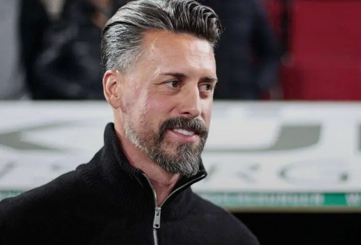 Breaking Fußball-News: Augsburgs Cheftrainer sorgt vor dem brisanten Duell gegen den VfB Stuttgart für Aufsehen! In einem überraschenden Schritt wirft er den gewohnten Spielplan über den Haufen, führt geheime taktische Anpassungen und neue Vorbereitungsroutinen ein – alles mit dem Ziel, Stuttgart auf eigenem Boden zu überraschen. Mit vollem Vertrauen in seine Mannschaft, aber großem Respekt vor dem Gegner, liegt Spannung in der Luft. Wird diese stille Vorbereitung zum Beginn einer Sensation oder zu einem mutigen Meisterzug, der die Bundesliga-Tabelle erschüttert? Alle Augen auf Stuttgart heute Abend! ⚽