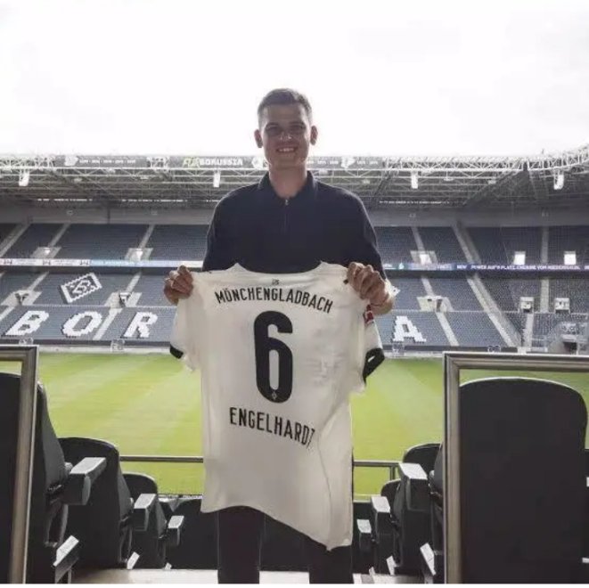 Borussia Mönchengladbach sorgt für einen echten Transfer-Knall: Yannik Engelhardt wird dauerhaft verpflichtet – für ein Paket von rund 10,5 Millionen Euro! Ein Deal, der viele Experten sprachlos zurücklässt. Gladbach setzt damit ein überraschend kraftvolles Statement auf dem Markt, holt einen Spieler, den kaum jemand auf dem Zettel hatte – und investiert dafür eine Summe, die zeigt, wie sehr der Klub an seine Entwicklung glaubt. Ein mutiger, beinahe waghalsiger Coup!
