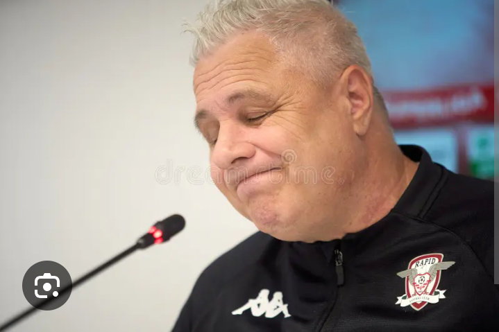 RAPID BUCUREȘTI ȘOC-BOMBĂ! Lumea fotbalului este întoarsă pe dos: legenda Rapidului, Marius Șumudică, a fost internat în spital cu o boală gravă! Fostul maestru al liniei de mijloc și geniu tactic, care a condus echipe cu o viziune incomparabilă și a inspirat nenumărați jucători, se confruntă acum cu cea mai grea provocare a vieții sale. Fanii sunt șocați, foștii colegi se roagă, iar lumea fotbalului stă unită în timp ce…