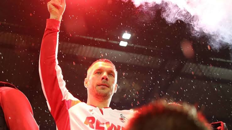 Schockierende Enthüllung über Lukas Podolski – Kölner Legende in pyrotechnische Kontroverse verwickelt!