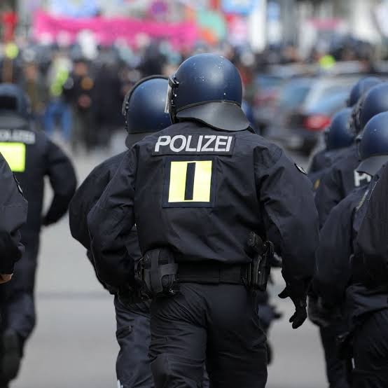 In Dortmund herrscht tiefe Trauer. Eine schockierende Nachricht hat heute Morgen die Borussia-Familie erschüttert und die Stadt in einen Zustand stiller Fassungslosigkeit versetzt. Was eigentlich ein gewöhnlicher Trainingstag werden sollte, endete in einem Albtraum, der Spieler, Trainer und Fans gleichermaßen trifft.
