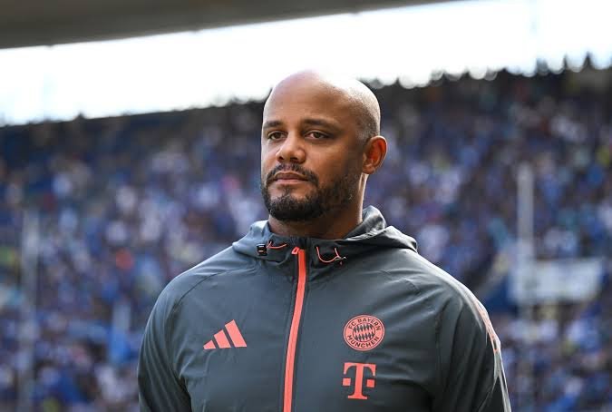 SCHOCK-TRAGÖDIE BEIM FC BAYERN! ⚽ Trainer Vincent Kompany kämpft um sein Leben! Der Fußball steht still, München zittert – der beliebte Coach wurde mit einer mysteriösen, schweren Krankheit ins Krankenhaus eingeliefert! Spieler, Fans und sogar Rivalen vereint in Gebeten und Tränen Niemand weiß, wie ernst die Lage wirklich ist. Der sonst so starke Stratege führt jetzt den schwersten Kampf seines Lebens! Ganz Deutschland bangt um Kompany! ❤️