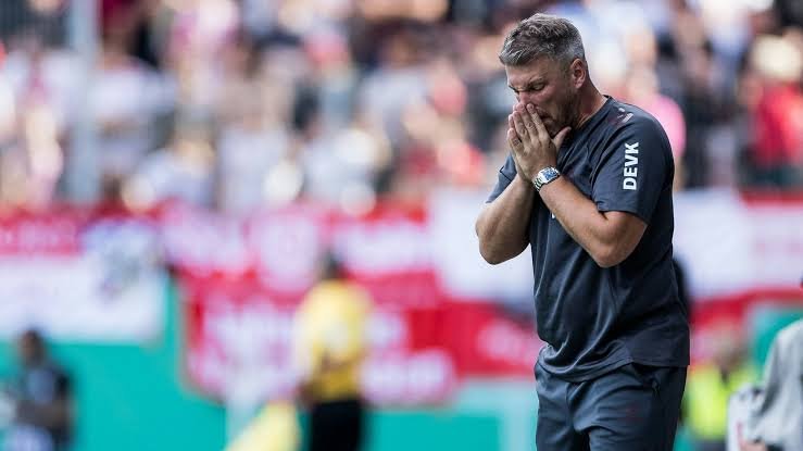 Ein Schatten liegt über der Domstadt. Der Himmel über Köln hat sich verdunkelt – nicht nur durch Wolken, sondern durch Trauer und Fassungslosigkeit. Was als gewöhnlicher Tag für die Fans des 1. FC Köln begann, verwandelte sich plötzlich in einen Moment des Schocks und der Stille.