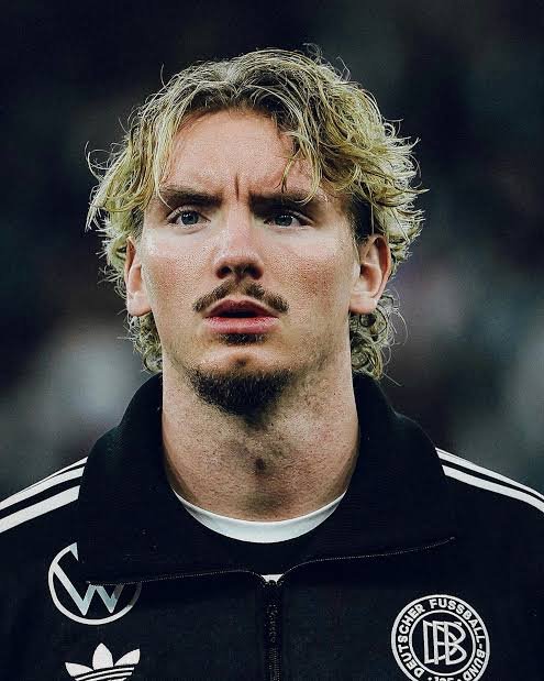 UNFASSBARE GESTE! VfB-Star Nick Woltemade verzichtet auf MILLIONEN – und schockt Deutschland mit einer Tat, die Herzen beben lässt! Nach seiner Bundesliga-Unterschrift spendet der junge Superstar seine komplette 2-Millionen-Dollar-Prämie – nicht an Luxus, nicht an sich selbst, sondern an den Kampf gegen Obdachlosigkeit! ️ Ganz Deutschland fragt sich: Was bewegt einen Spieler, alles zu geben – in einer Welt, in der andere nur nehmen?