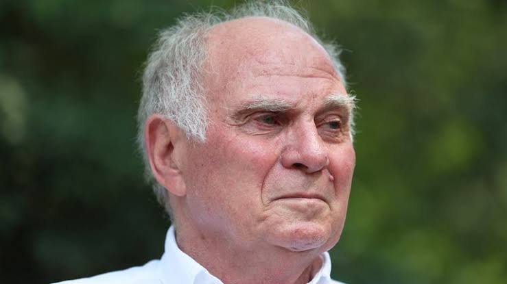 Ein Schock geht durch die Fußballrepublik: Uli Hoeneß, die lebende Legende, das Herz und die Seele des FC Bayern,