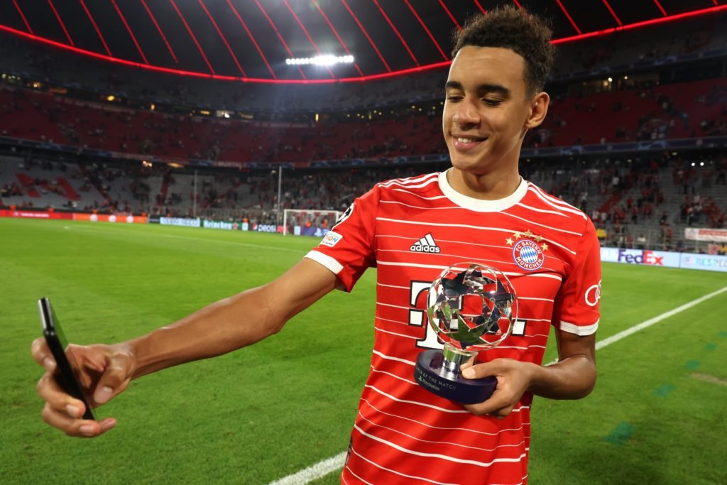 Jamal Musiala, das 22-jährige Mittelfeldtalent, hat einen Schritt getan, der die Fußballwelt in Europa aufhorchen lässt.