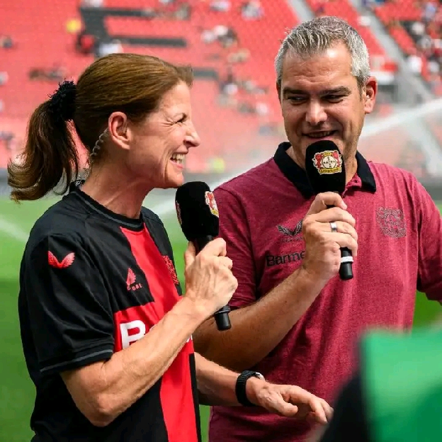 Jubel in Leverkusen! ️ Petra “Pitti” Dahl, die unverwechselbare Stimme der BayArena, wurde als Deutschlands beste Fußballkommentatorin und Sportreporterin ausgezeichnet – dazu mit zwei weiteren…Alle Preisdetails anzeigen ⬇️