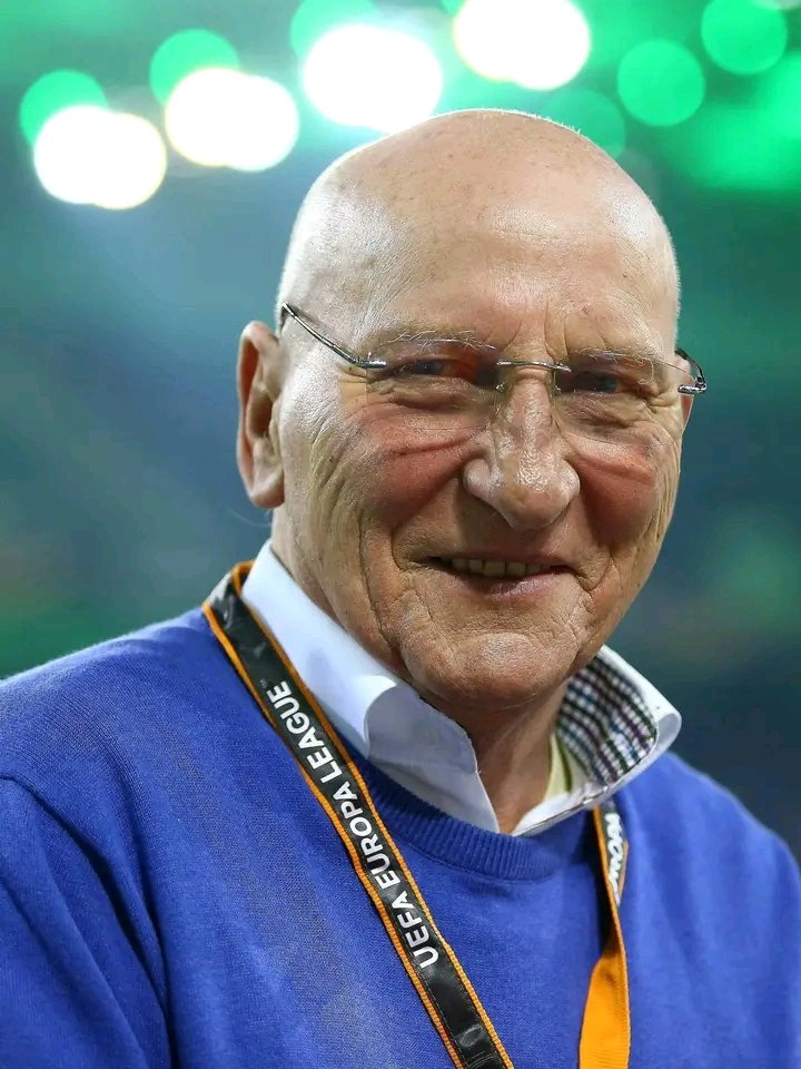 Ganz Borussia Mönchengladbach steht hinter Wolfgang Kleff. 💚🤍🖤 Eine echte Vereinsikone, ein unermüdlicher Kämpfer und ein Torhüter, der die Geschichte des Klubs geprägt hat. Seine spektakulären Paraden, sein unerschütterlicher Mut und seine außergewöhnliche Persönlichkeit bleiben unvergessen. Kleff verkörpert Leidenschaft, Loyalität und den wahren Geist der Fohlen. Heute wie damals steht er für Stärke und Zusammenhalt. Wolfgang, du bist und bleibst eine lebende Legende, die für immer tief im Herzen der Borussia verankert ist.