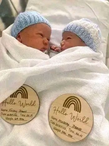 Doppelte Freude in Dortmund! Niko Kovač, BVB-Coach und Vereinsikone, hat gemeinsam mit seiner langjährigen Ehefrau, der Tochter einer deutschen Fußball-Legende, Zwillinge willkommen geheißen. 👶👶❤️ Das Paar feierte diesen magischen Moment voller Freude und Stil, während die Fans online völlig ausrasten und die Familie mit Liebe und Glückwünschen überschütten. In den sozialen Medien strömen unzählige Nachrichten der Unterstützung ein, und Dortmund verwandelt sich in ein Zentrum der Emotionen und Begeisterung. Ein Tag voller reiner Glückseligkeit für den Klub und seine Anhänger………..