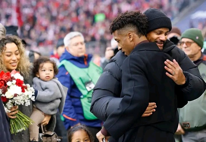🚨 EILMELDUNG 🚨 SCHOCKIERENDE MOMENTE in der Allianz Arena, als Kingsley Coman vor dem Spiel gegen St. Pauli OFFIZIELL verabschiedet wurde! Nach 10 unvergesslichen Jahren voller Tempo, Titel, Zaubertore und Bayern-Dominanz hat der King seinen letzten großen Auftritt erlebt. Tränen bei den Fans, Fassungslosigkeit bei den Mitspielern – eine Ära ist zu Ende. DANKE, KING COMAN, für die Erinnerungen, den Ruhm und die legendären Momente. Dieser Abschied wird unvergessen bleiben! 👑🔴⚪